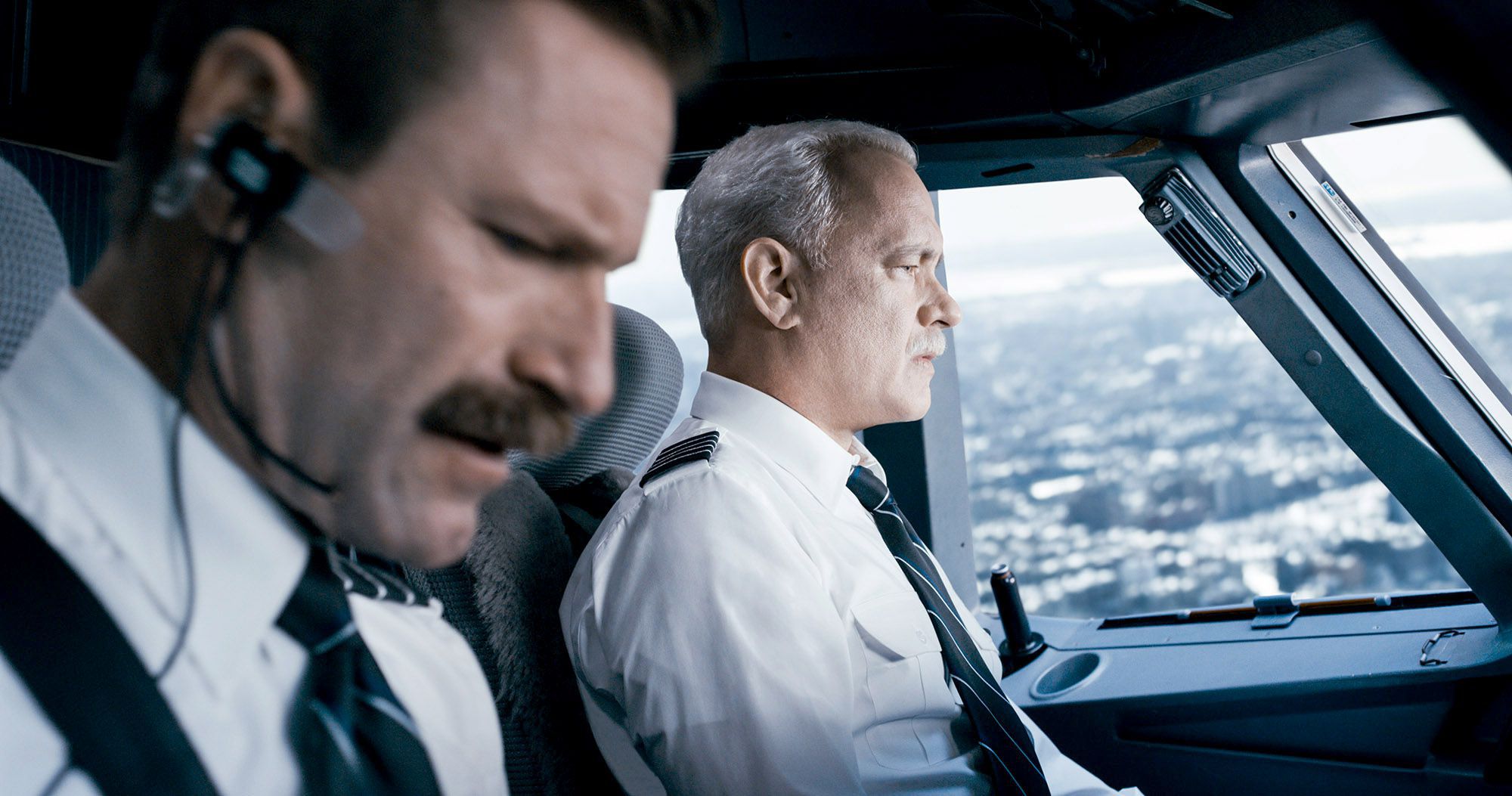 (L-r) Aaron Eckhart as Jeff Skiles and Tom Hanks as Chesley "Sully" Sullenberger in "Sully." MUST CREDIT: Warner Bros. Pictures