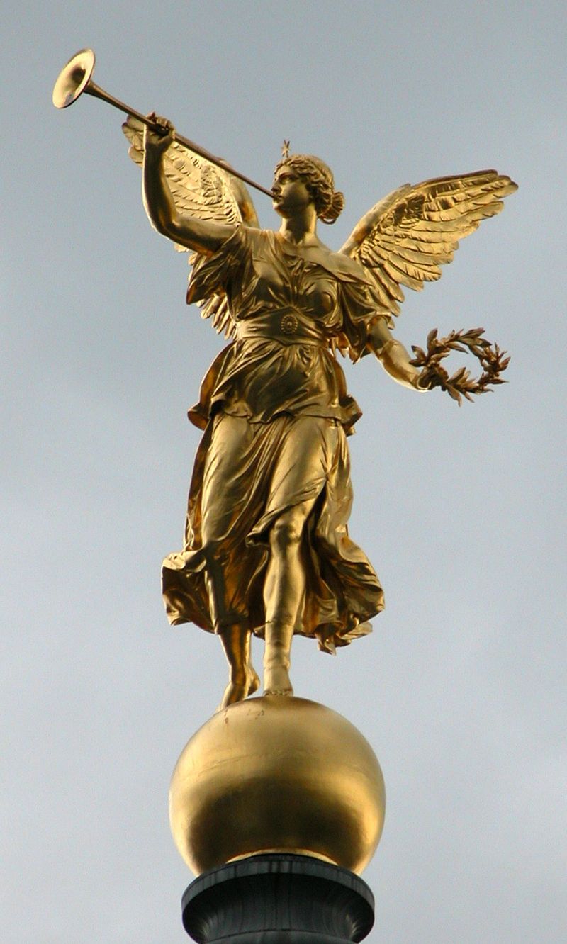 รูปปั้นเทวี Pheme/Fama บนหลังคาของคณะทัศนศิลป์ (Visual Art) แห่งมหาวิทยาลัย Dresden University รูปปั้นดังกล่าวปั้นเป็นเทพธิดาตามขนบ คือปีกไม่ได้ปกคลุมด้วยลิ้นและดวงตา ถือเพียงทรัมเป็ตเป็นสัญลักษณ์