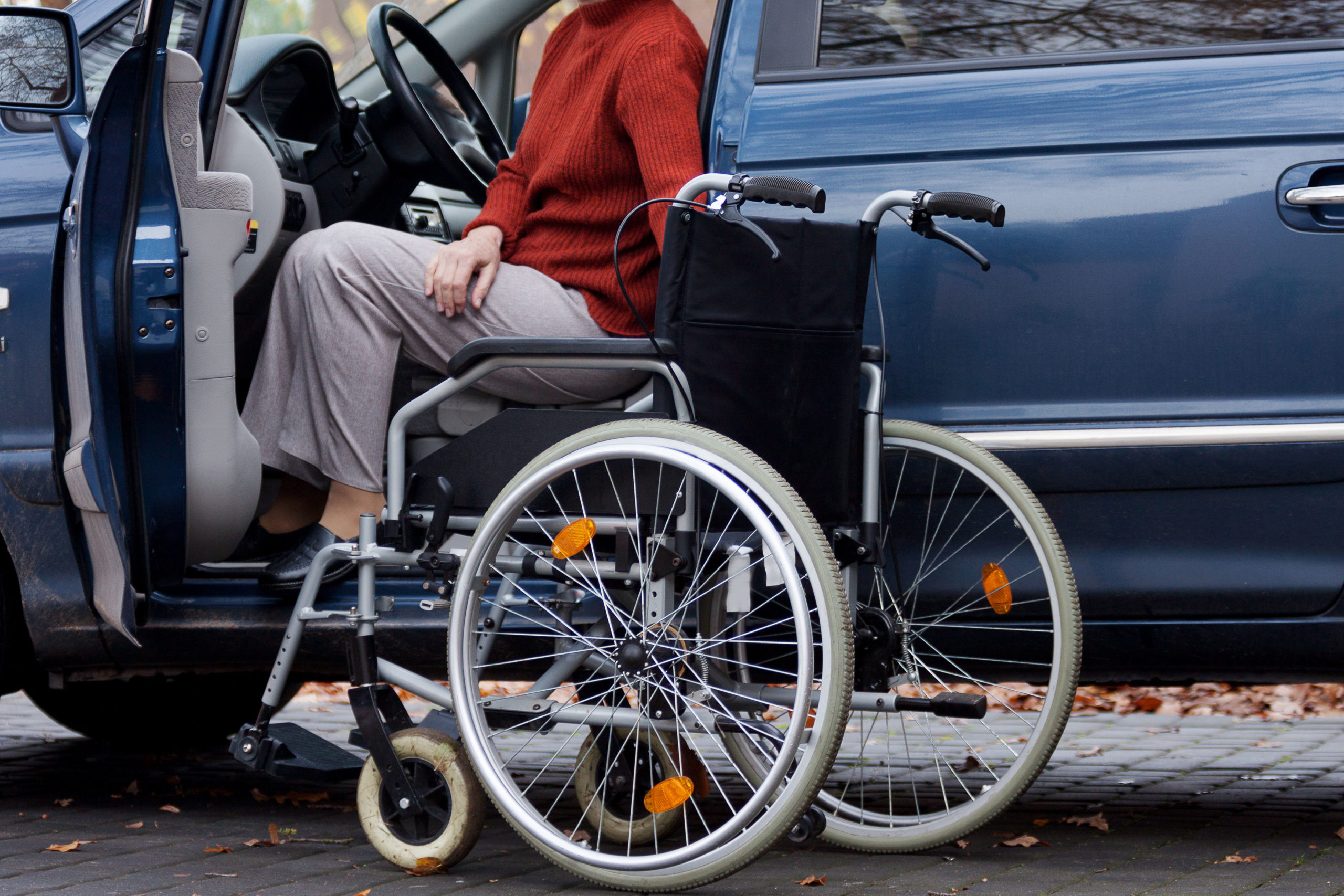 ไม่พิการ แต่จอดรถช่องคนพิการผิดไหม? เข้าใจสิทธิและการออกแบบที่จอดรถสำหรับทุก คน