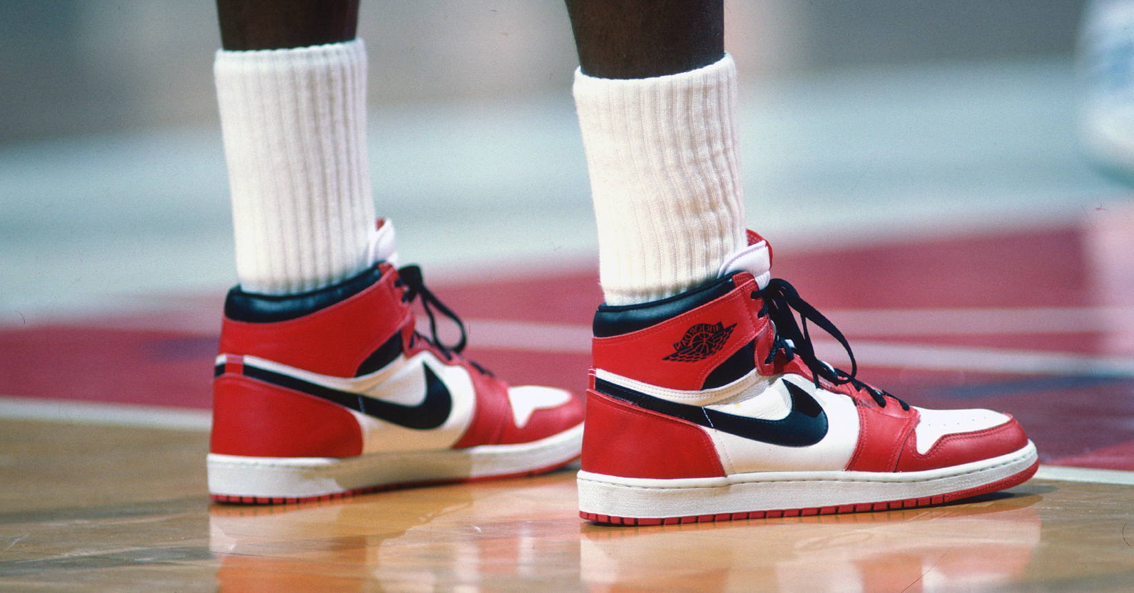 Air (2023) จุดเริ่มต้นของ Air Jordan รองเท้าที่ชุบชีวิตแผนกบาสเกตบอล Nike